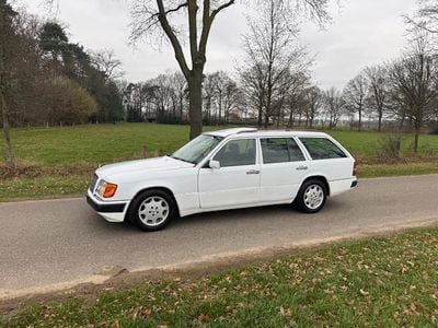 Wit Gebruikt 1989 Mercedes E230 Stationwagen | € 5.950