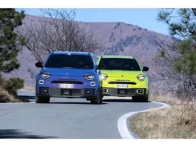 Paars Gebruikt 2024 Abarth 600e Scorpionissima SUV | € 49.990 (Eerlijke prijs)