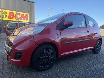 Rood (metallic) Gebruikt 2011 Peugeot 107 Hatchback | € 1.499 (Super prijs)