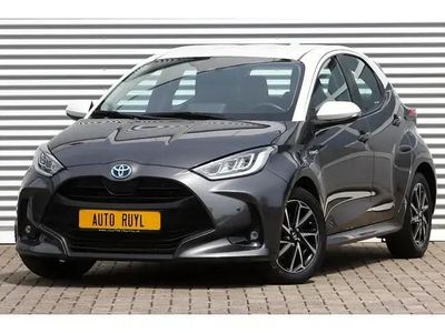 Grijs (metallic) Gebruikt 2021 Toyota Yaris Hybrid Style Hatchback | € 21.745 (Eerlijke prijs)