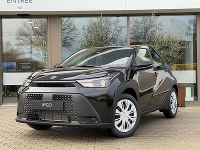 Zwart (metallic) Nieuw 2025 Toyota Aygo X Play SUV | € 24.345 (Eerlijke prijs)