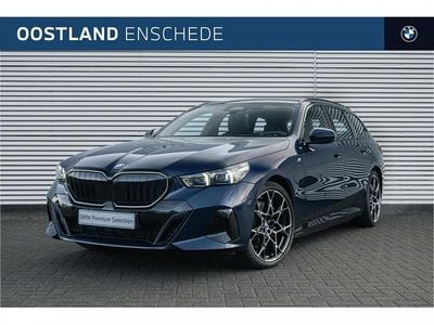 Tansanit (blauw metallic) Occasion 2025 BMW 550e Comfort Edition Stationwagen | € 87.950 (Duur)
