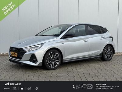 Sleek silver metallic (rys) Gebruikt 2023 Hyundai i20 N Line Hatchback | € 22.935 (Iets duurder)