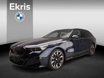 Blauw (metallic) Nieuw 2025 BMW 550e M Sport Stationwagen | € 114.900