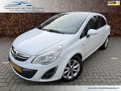 Wit (metallic) Gebruikt 2012 Opel Corsa Edition Hatchback | € 3.950 (Eerlijke prijs)