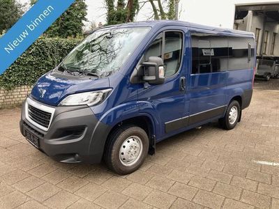 tweedehands Peugeot Boxer rolstoelbus rolstoel voorin side by side