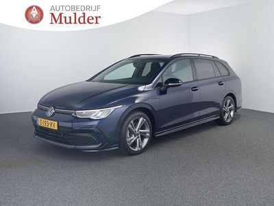 Blauw, metallic lak Occasion 2023 VW Golf VIII R-line Stationwagen | € 27.945 (Eerlijke prijs)