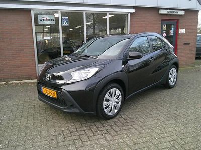Zwart (metallic) Occasion 2023 Toyota Aygo X Play SUV | € 15.250 (Eerlijke prijs)