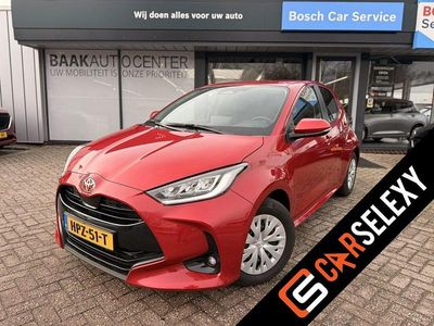 Rood, metallic lak Occasion 2024 Toyota Yaris Hybrid Business Edition Hatchback | € 23.450 (Eerlijke prijs)