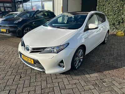 Wit Occasion 2015 Toyota Auris Hybrid Executive Hatchback | € 13.950 (Eerlijke prijs)