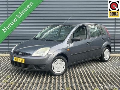Grijs Gebruikt 2002 Ford Fiesta Ambiente Hatchback | € 1.345 (Eerlijke prijs)