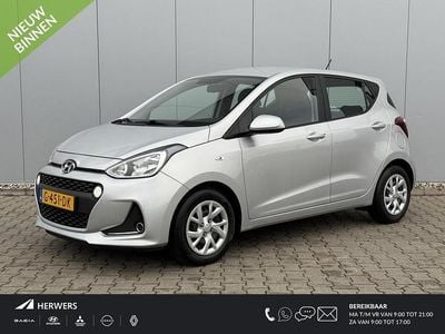 Sleek silver metallic (rys) Gebruikt 2019 Hyundai i10 Comfort Hatchback | € 10.435 (Eerlijke prijs)