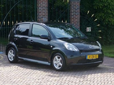 Zwart (metallic) Gebruikt 2007 Daihatsu Sirion Hatchback | € 4.495 (Eerlijke prijs)