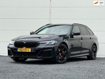 Zwart Gebruikt 2023 BMW 530e M Sport Stationwagen | € 41.945 (Eerlijke prijs)