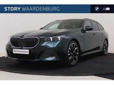 Groen Occasion 2025 BMW 530e Comfort Edition Stationwagen | € 76.950