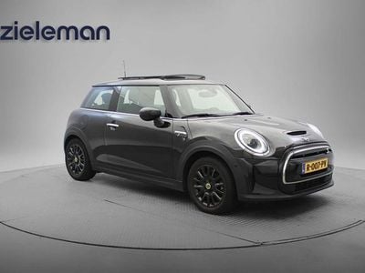 Zwart Gebruikt 2022 Mini Cooper Essential Hatchback | € 18.845 (Eerlijke prijs)
