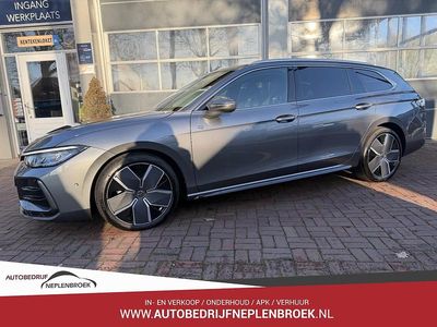 Grijs (metallic) Gebruikt 2025 VW Passat Active Stationwagen | € 42.500 (Duur)