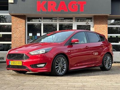 Rood Gebruikt 2017 Ford Focus ST-Line Hatchback | € 8.950 (Eerlijke prijs)