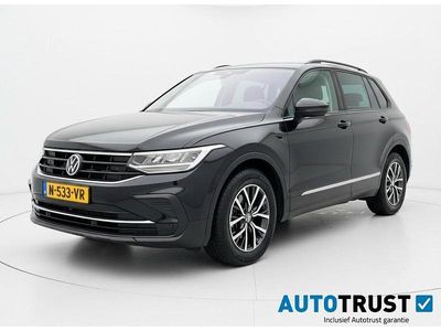Zwart Occasion 2021 VW Tiguan Life SUV | € 25.900 (Goede deal)