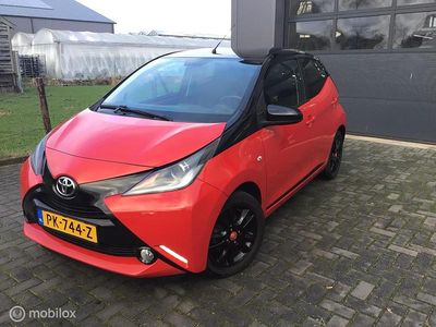 Rood Occasion 2017 Toyota Aygo X-play Hatchback | € 10.500 (Duur)