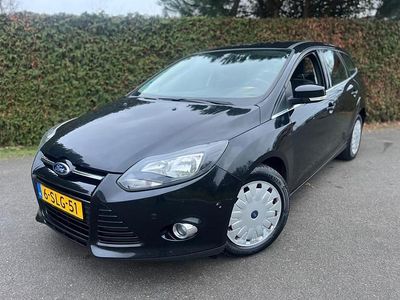 Zwart (metallic) Gebruikt 2013 Ford Focus Titanium Stationwagen | € 2.188 (Eerlijke prijs)