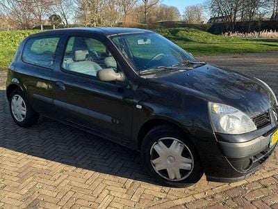 Zwart Gebruikt 2004 Renault Clio II Basis Hatchback | € 2.000 (Eerlijke prijs)