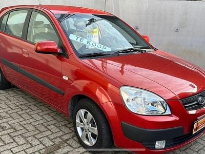 Rood (metallic) Occasion 2009 Kia Rio Hatchback | € 3.900 (Eerlijke prijs)