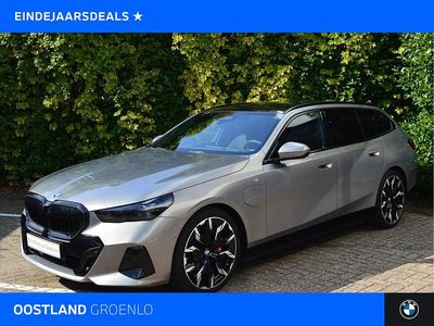 Grijs Gebruikt 2025 BMW 550e M Sport Stationwagen | € 96.400 (Eerlijke prijs)