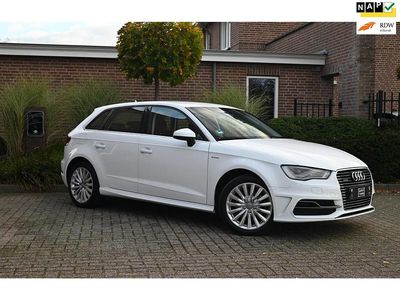 Wit Gebruikt 2015 Audi A3 Attraction Hatchback | € 13.900 (Eerlijke prijs)