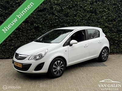 Wit Gebruikt 2013 Opel Corsa Cosmo Hatchback | € 3.249 (Eerlijke prijs)