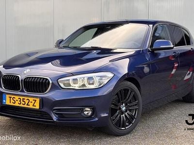 Blauw Occasion 2018 BMW 118 Sport Line Hatchback | € 15.350 (Eerlijke prijs)