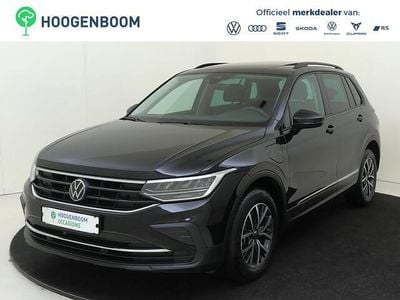 Zwart Occasion 2023 VW Tiguan Life SUV | € 32.950 (Super prijs)