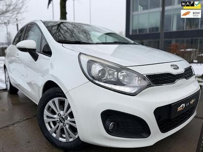 Wit (metallic) Occasion 2012 Kia Rio Hatchback | € 3.995 (Eerlijke prijs)