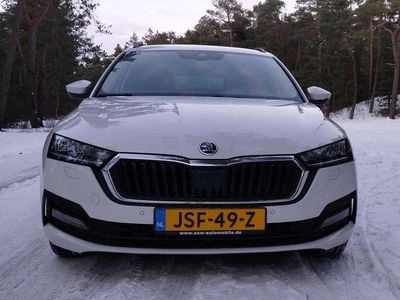 Wit Occasion 2023 Skoda Octavia Sport Stationwagen | € 21.499 (Eerlijke prijs)
