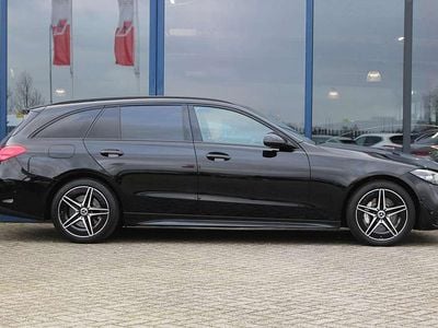 Zwart Gebruikt 2022 Mercedes C300e AMG line Stationwagen | € 33.700 (Goede deal)