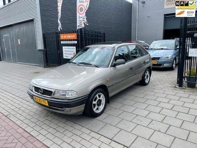Grijs, metallic lak Gebruikt 1996 Opel Astra Comfort Hatchback | € 999