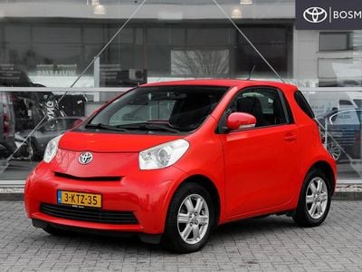 Bruin Occasion 2013 Toyota iQ Comfort Hatchback | € 7.549 (Eerlijke prijs)