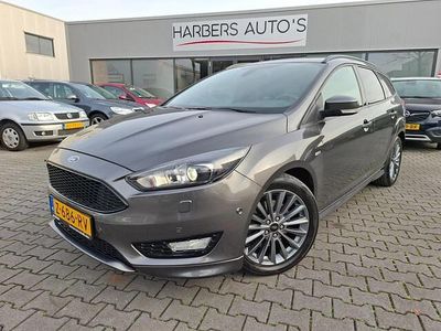 Grijs (metallic) Occasion 2017 Ford Focus ST-Line Stationwagen | € 13.950 (Iets duurder)