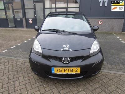 Zwart (metallic) Gebruikt 2011 Toyota Aygo Comfort Hatchback | € 1.995 (Goede deal)