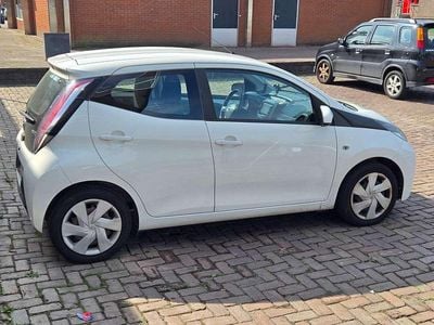 Wit Gebruikt 2015 Toyota Aygo X-play Hatchback | € 4.250 (Eerlijke prijs)