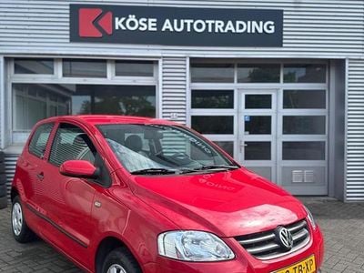Rood (metallic) Gebruikt 2006 VW Fox Trendline Hatchback | € 1.790 (Eerlijke prijs)