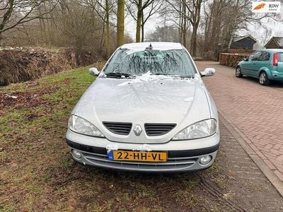 Grijs Occasion 2001 Renault Mégane Hatchback | € 850 (Goede deal)