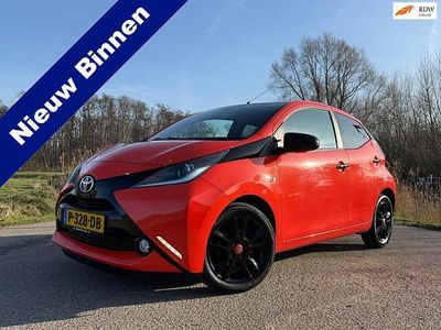 Oranje Occasion 2015 Toyota Aygo X-cite Hatchback | € 7.888 (Eerlijke prijs)