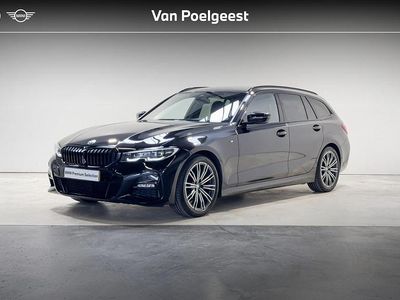 Saphirschwarz metallic (zwart metallic) Gebruikt 2021 BMW 318 Comfort Edition Stationwagen | € 30.900 (Eerlijke prijs)