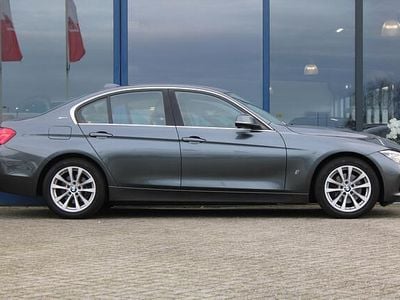 Grijs Gebruikt 2016 BMW 330 Executive Sedan | € 16.900 (Goede deal)