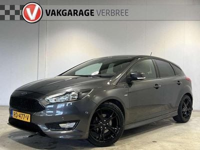 Grijs Occasion 2017 Ford Focus ST-Line Hatchback | € 11.440 (Eerlijke prijs)