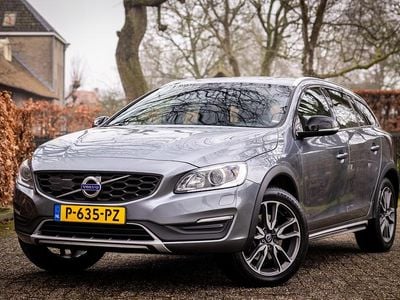 Grijs Occasion 2022 Volvo V60 CC Summum Stationwagen | € 19.950