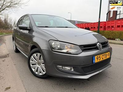 Grijs (metallic) Gebruikt 2013 VW Polo Comfortline Hatchback | € 4.445 (Goede deal)