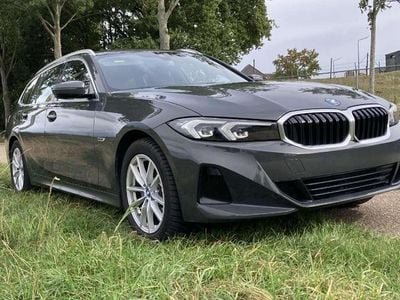 Grijs Gebruikt 2022 BMW 330e Stationwagen | € 30.000 (Goede deal)