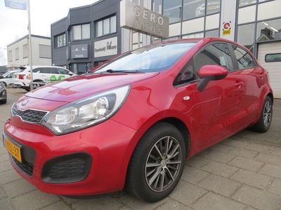 Rood Occasion 2013 Kia Rio Comfort Hatchback | € 6.900 (Eerlijke prijs)